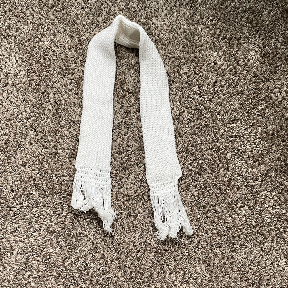White thick knitted scarf